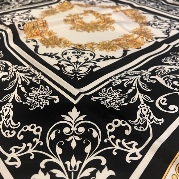 Like new Versace scarf - Picture 5 of 5